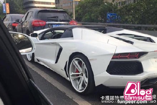 Không phải chiếc Lamborghini, chủ nhân của nó mới khiến cả con phố ùn tắc - Ảnh 1.