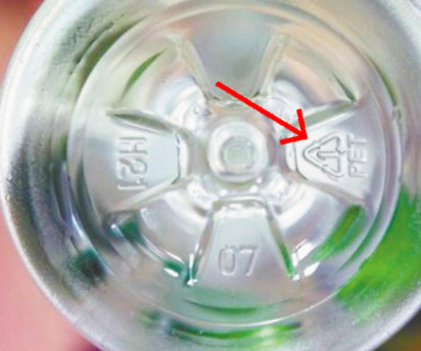Những ai đang đựng nước trong chai nhựa đều cần lật ngược chai lại ngay, vì... - Ảnh 1.