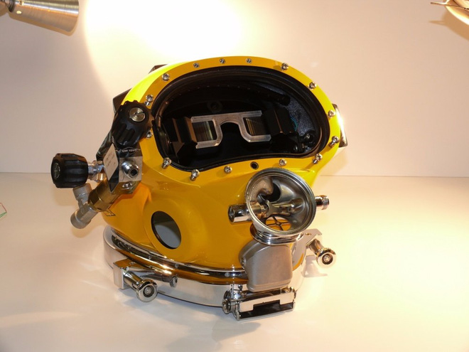 Hải quân Mỹ khoe mũ lặn công nghệ cao như trong phim Iron Man - Ảnh 1.