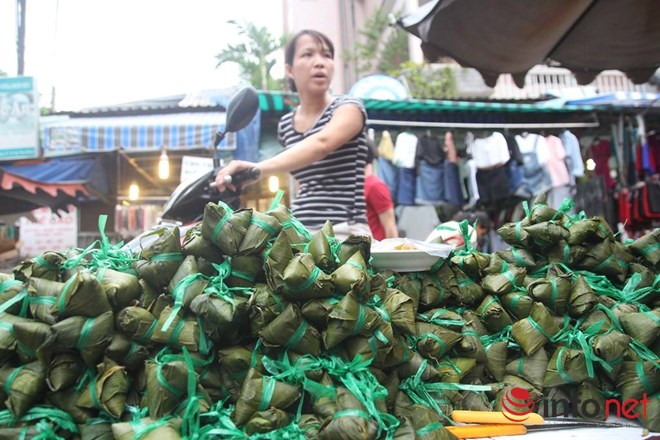 TP.HCM: Bánh ú lá tro đắt như tôm tươi trong ngày Tết Đoan Ngọ - Ảnh 1.