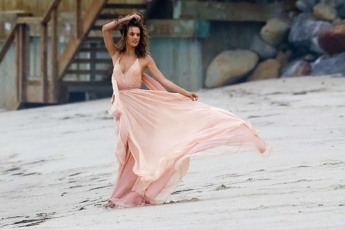 ‘Thiên thần nội y’ Alessandra Ambrosio cực gợi cảm bên bờ biển - Ảnh 1.