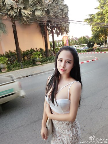 Hotgirl siêu vòng 1 nhận gạch đá vì mặc hở hang ngồi xe mô tô - Ảnh 1.