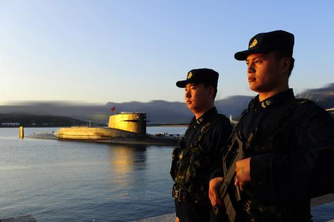 Trung Quốc khoe tàu ngầm tập kích từ lòng biển - Ảnh 1.