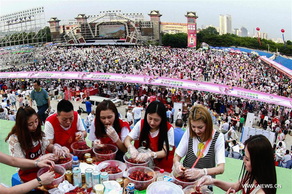 30.000 người chen lấn trong lễ hội này - Ảnh 1.