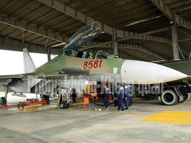 Công tác bảo đảm kỹ thuật cho tiêm kích Su-30MK2 trước giờ cất cánh - Ảnh 1.