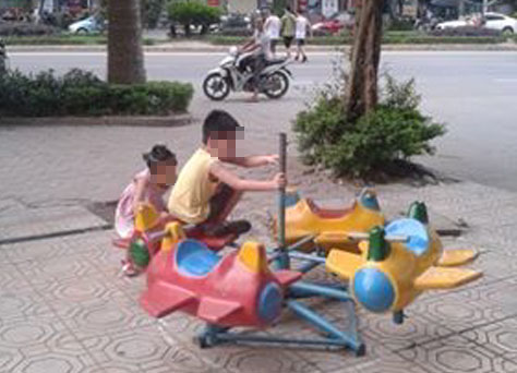 Mẹ Việt ở chung cư cao cấp từ mặt nhau vì đồ chơi con - Ảnh 1.