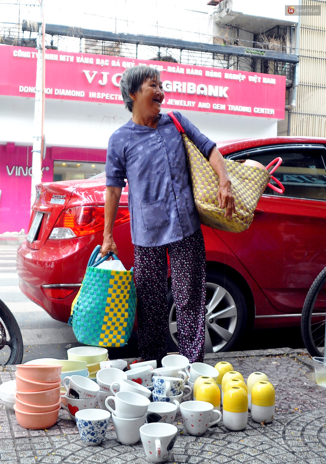 Mỗi ngày, bà cụ 66 tuổi lại lặn lội 20km lên Sài Gòn bán dạo gốm sứ nuôi con cháu... - Ảnh 1.