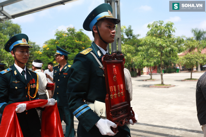 Những hình ảnh xúc động tại lễ hỏa táng Đại tá Trần Quang Khải - Ảnh 1.
