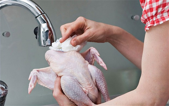 Rửa thịt gà sống làm vi khuẩn gây bệnh lây lan - Ảnh 1.