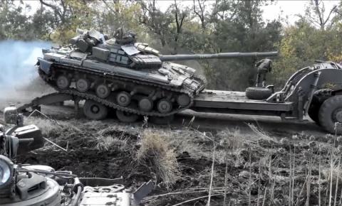 Lính Ukraine say rượu, lái tăng lộn chổng vó - Ảnh 1.