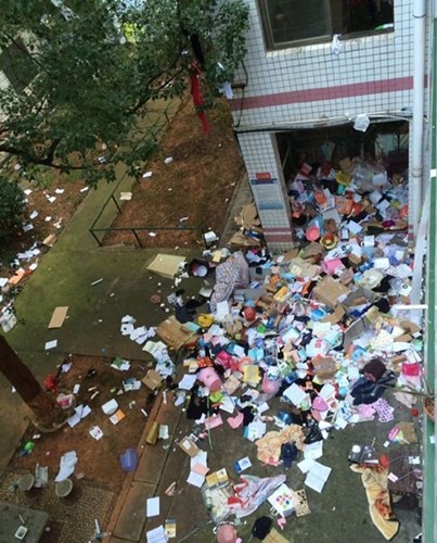 Kinh hãi ký túc xá sinh viên như bãi rác khổng lồ - Ảnh 1.