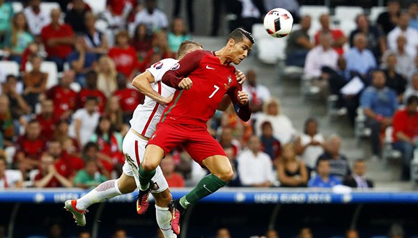 Ronaldo núp lưng đồng đội: Ai diễn giỏi hơn CR7? - Ảnh 1.