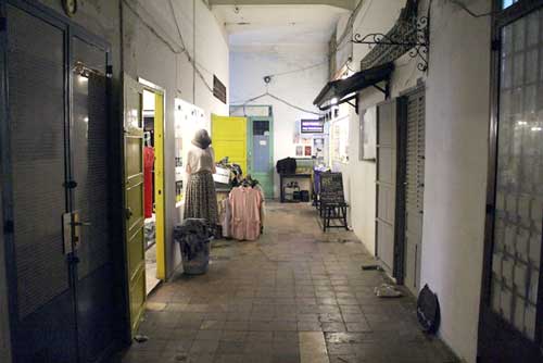 Chung cư cổ Sài Gòn lên đời mở bar, shop - Ảnh 1.