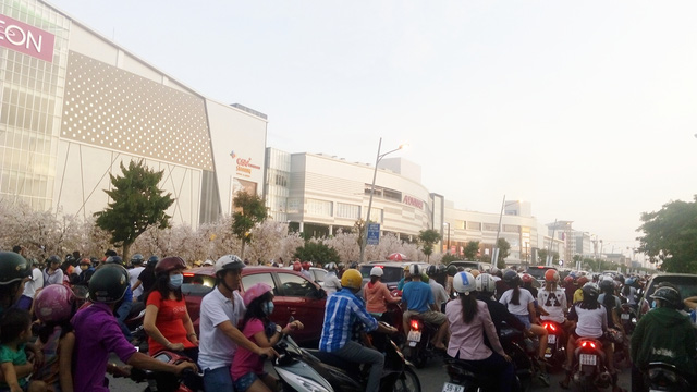 Chuyện ngược đời ở Sài Gòn: Trung tâm chỉ có chợ, muốn tới Shopping Mall phải ra ngoại thành - Ảnh 1.