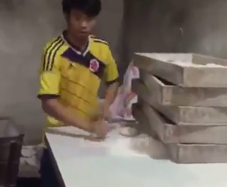 Thực hư clip thợ làm bánh mỳ nhanh thoăn thoắt ở Thái Nguyên - Ảnh 1.