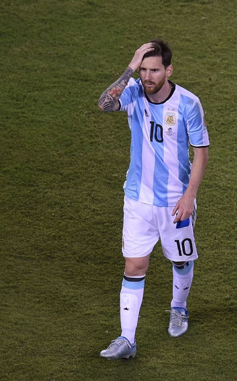 Vì sao quả bóng Messi đá hỏng 11m lại bị đem bán? - Ảnh 1.