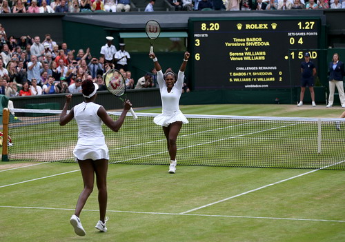 Đăng quang ở Wimbledon, Serena Williams ghi tên vào lịch sử - Ảnh 1.