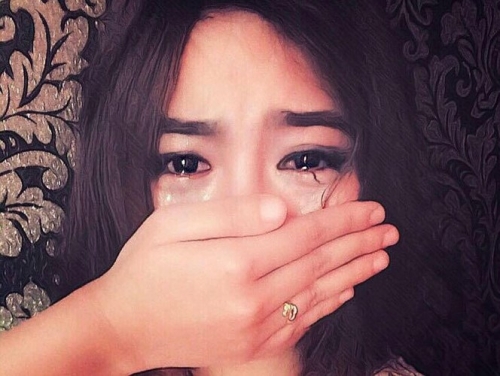 Cô gái đang khóc, che mặt nhưng vẫn đầy xúc động. Hãy xem hình để cùng chia sẻ những nỗi buồn và cảm xúc của cô ấy.