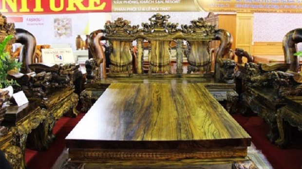 Bàn ghế ngàn tuổi, nặng gần chục tấn giá bạc tỷ của đại gia Việt - Ảnh 1.