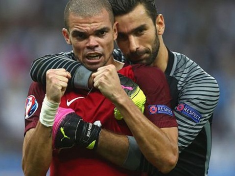  Pepe đã biến Bồ Đào Nha thành siêu pháo đài ở EURO 2016 như thế nào?  - Ảnh 1.