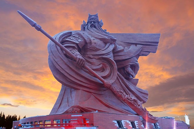 [Photo] Ngỡ ngàng trước bức tượng Quan Vũ nặng hơn 1.000 tấn - Ảnh 1.