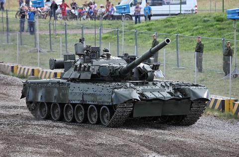 Tăng Armata chưa sẵn sàng, Nga dùng T-80 đối đầu với NATO  - Ảnh 1.