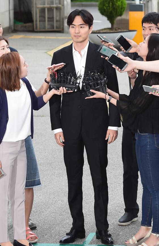Bị tố cáo cưỡng dâm, Lee Jin Wook vẫn nở nụ cười khi xuất hiện tại đồn cảnh sát - Ảnh 1.