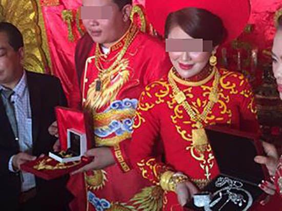 Việt Nam: Choáng với đám cưới của cặp đôi không có gì nhiều ngoài vàng - Ảnh 1.