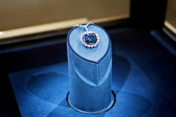 Lời nguyền bí ẩn khiến viên kim cương 300 tuổi lớn nhất thế giới gây ra nhiều cái chết bi thảm - Ảnh 1.