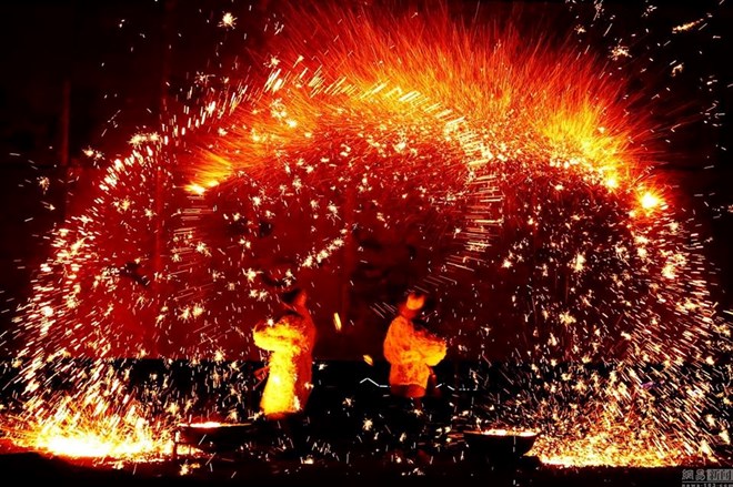 [Photo] Mãn nhãn với màn múa lửa cùng thép nóng nghìn độ - Ảnh 1.