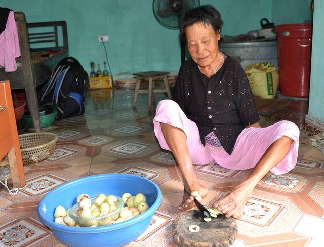 Đôi chân kỳ lạ của người đàn bà không biết ai đặt tên cho mình - Ảnh 1.