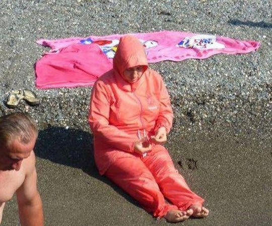 Mặc kín mít hàng ngày, phụ nữ Hồi giáo diện Burkini đi bơi - Ảnh 1.