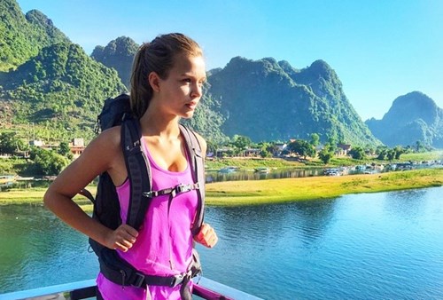 Siêu mẫu Victoria’s Secret thăm động Phong Nha, thám hiểm hang Sơn Đoòng - Ảnh 1.