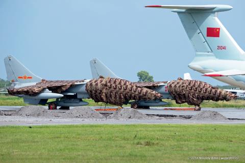  Su-24 đối diện với JH-7  - Ảnh 1.