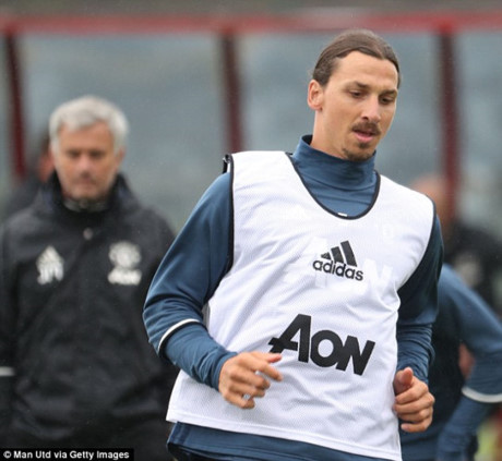 Buổi tập đầu tiên của Ibrahimovic trong màu áo MU - Ảnh 1.