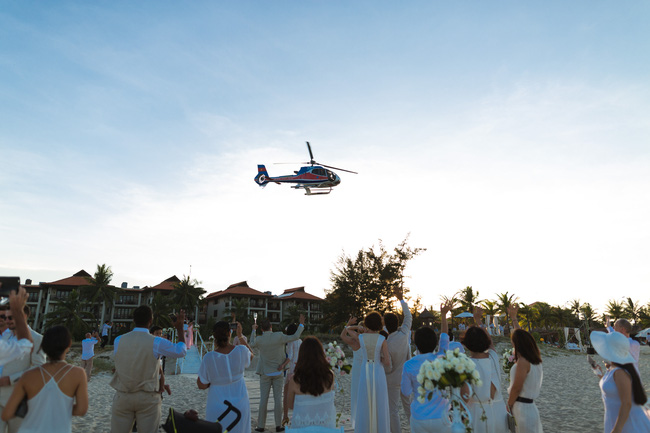 Hà Anh và ông xã đáp trực thăng xuống lễ cưới ở bãi biển - Ảnh 1.