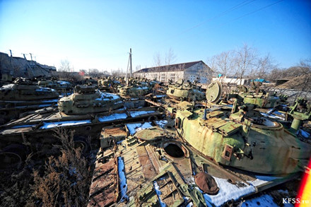Chùm ảnh đẹp long lanh chụp bên trong “nghĩa địa” xe tăng ở Nga - Ảnh 1.