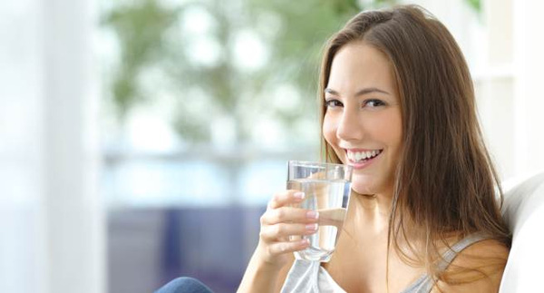 Uống nước khi đang đói không chỉ giúp bạn giảm cân mà còn mang lại nhiều tác dụng bất ngờ - Ảnh 1.