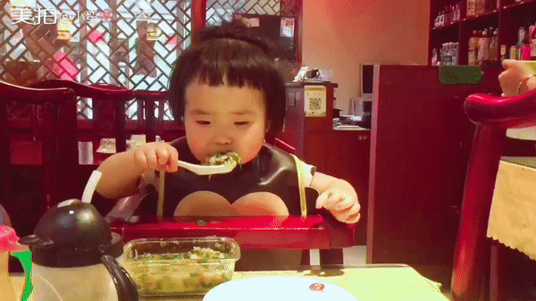 Em bé thánh ăn trở thành siêu sao trên mạng xã hội Trung Quốc - Ảnh 1.