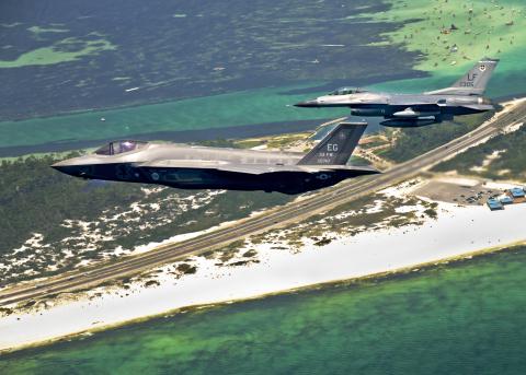  Phi công Mỹ: Tiêm kích F-35 có khả năng vô hình  - Ảnh 1.