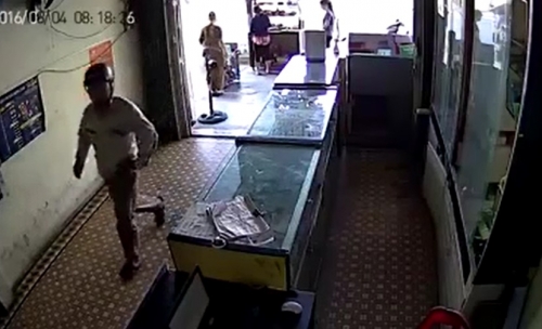 Video: Chủ cửa hàng nhanh trí tóm gọn tên trộm táo tợn - Ảnh 2.