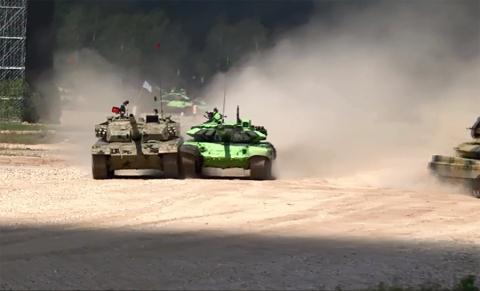 Xe tăng Trung Quốc đâm sầm vào đối thủ tại ARMY 2016 - Ảnh 1.