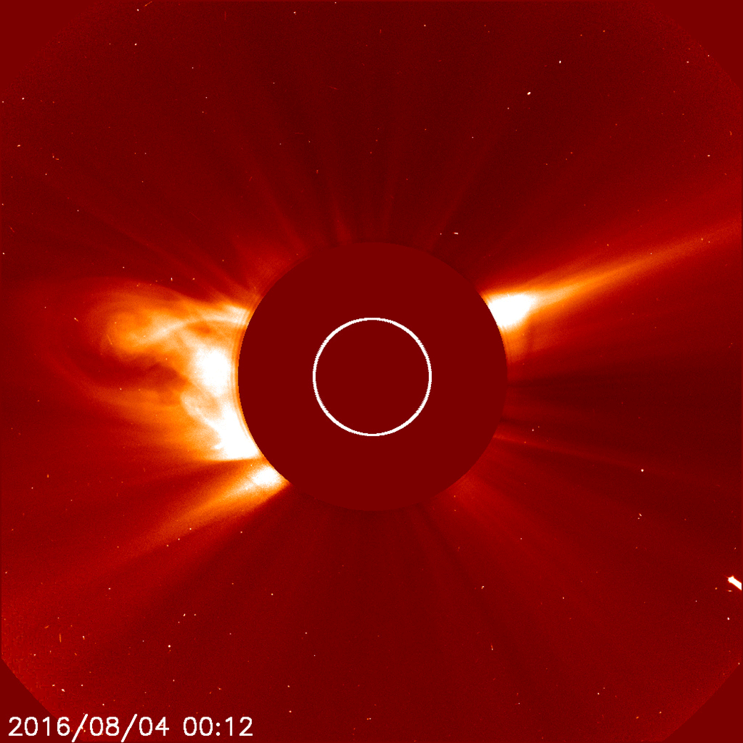 Xem cảnh sao chổi bay với tốc độ 2,1 triệu km/h qua Mặt Trời bị đốt cho bốc hơi không còn dấu vết - Ảnh 1.