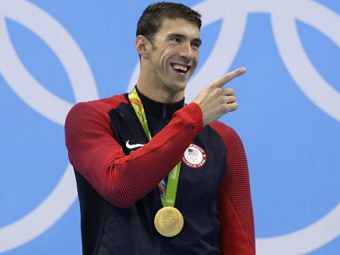 Tại sao Michael Phelps cười khó hiểu trong lúc nhận huy chương? - Ảnh 1.