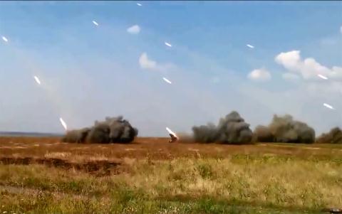  Ukraine đưa pháo phản lực Grad áp sát Nga chống chiến thuật biển người  - Ảnh 1.