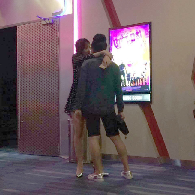 Lộ ảnh Hari Won - Trấn Thành ôm ấp bất chấp đang ở rạp chiếu phim công cộng - Ảnh 1.
