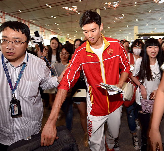 Thảm bại ở Olympic, mỹ nam Ning Zetao vẫn được rừng fan nữ chào đón như người hùng! - Ảnh 1.
