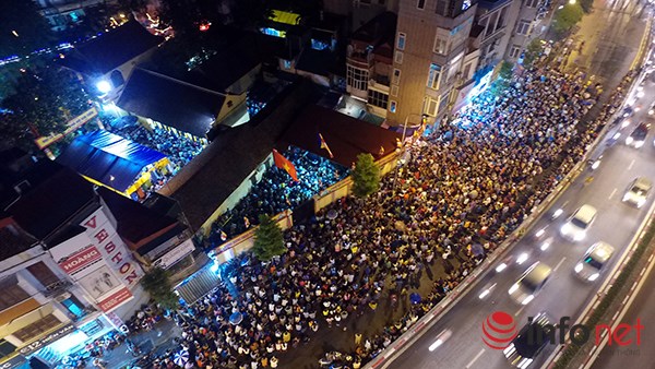 Hàng nghìn người đội mưa nghe giảng kinh Vu Lan ở chùa Phúc Khánh - Ảnh 1.