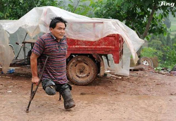 Những gì người đàn ông nghèo, cụt chân này làm cho vợ hơn hẳn ngàn lần các anh soái ca - Ảnh 1.