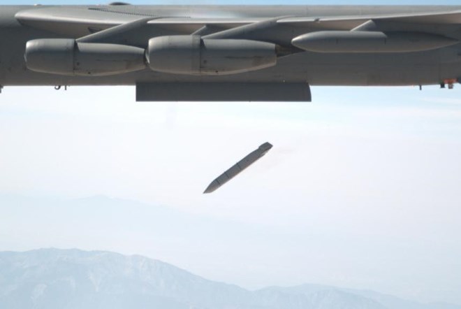 Máy bay B-52 Mỹ lần đầu tiên thử tên lửa tàng hình tầm xa mới - Ảnh 1.